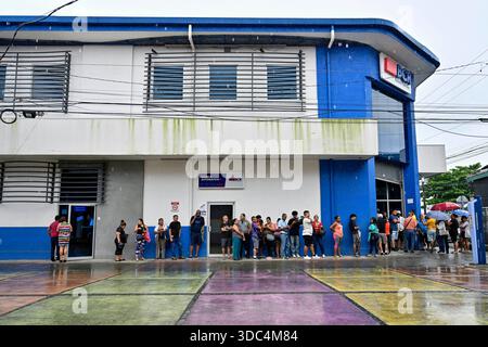 Dezember 2025 – Limon, Costa Rica – Kunden stehen in einer Filiale der Banco de Costa Rica an, bevor die Bank am 3. Dezember 2025 in Limon, Costa Rica, ihre Geschäfte eröffnet. Die Stadt Limon, auch bekannt als Puerto Limon, wurde 1854 an der Karibikküste gegründet und sollte aufgrund ihrer strategischen Lage im Karibischen Meer und des Panamakanals der Haupthafen des Landes werden, der Costa Rica Verbindungen mit Nord- und Südamerika, der Karibik und Europa ermöglicht. (Kreditbild: © David Becker/ZUMA Press Wire) NUR REDAKTIONELLE VERWENDUNG! Nicht für kommerzielle ZWECKE! Stockfoto