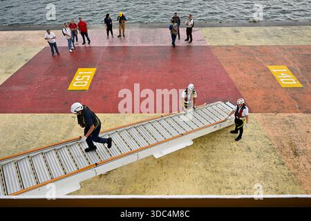 3. Dezember 2025 - Limon, Costa Rica - Viking Mars Passagier Kreuzfahrtschiffe haben die Gangway am 3. Dezember 2025 auf dem Pier in Limon, Costa Rica, eingerichtet. Die Stadt Limon, auch bekannt als Puerto Limon, wurde 1854 an der Karibikküste gegründet und sollte aufgrund ihrer strategischen Lage im Karibischen Meer und des Panamakanals der Haupthafen des Landes werden, der Costa Rica Verbindungen mit Nord- und Südamerika, der Karibik und Europa ermöglicht. (Kreditbild: © David Becker/ZUMA Press Wire) NUR REDAKTIONELLE VERWENDUNG! Nicht für kommerzielle ZWECKE! Stockfoto