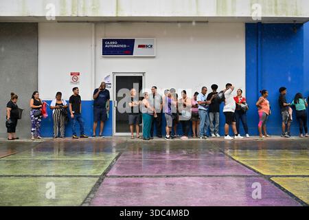 Dezember 2025 – Limon, Costa Rica – Kunden stehen in einer Filiale der Banco de Costa Rica an, bevor die Bank am 3. Dezember 2025 in Limon, Costa Rica, ihre Geschäfte eröffnet. Die Stadt Limon, auch bekannt als Puerto Limon, wurde 1854 an der Karibikküste gegründet und sollte aufgrund ihrer strategischen Lage im Karibischen Meer und des Panamakanals der Haupthafen des Landes werden, der Costa Rica Verbindungen mit Nord- und Südamerika, der Karibik und Europa ermöglicht. (Kreditbild: © David Becker/ZUMA Press Wire) NUR REDAKTIONELLE VERWENDUNG! Nicht für kommerzielle ZWECKE! Stockfoto