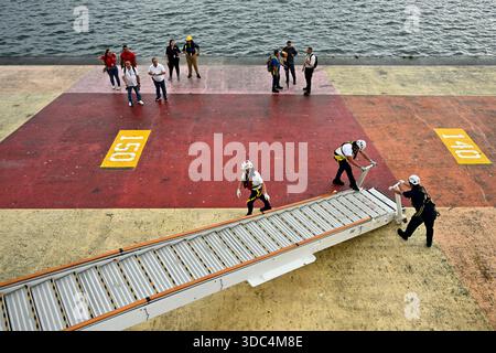 3. Dezember 2025 - Limon, Costa Rica - Viking Mars Passagier Kreuzfahrtschiffe haben die Gangway am 3. Dezember 2025 auf dem Pier in Limon, Costa Rica, eingerichtet. Die Stadt Limon, auch bekannt als Puerto Limon, wurde 1854 an der Karibikküste gegründet und sollte aufgrund ihrer strategischen Lage im Karibischen Meer und des Panamakanals der Haupthafen des Landes werden, der Costa Rica Verbindungen mit Nord- und Südamerika, der Karibik und Europa ermöglicht. (Kreditbild: © David Becker/ZUMA Press Wire) NUR REDAKTIONELLE VERWENDUNG! Nicht für kommerzielle ZWECKE! Stockfoto