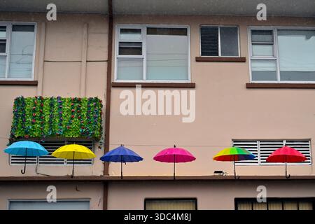 3. Dezember 2025 - Limon, Costa Rica - Eine Reihe farbiger Regenschirme schmückt ein Gebäude in Limon, Costa Rica am 3. Dezember 2025. Die Stadt Limon, auch bekannt als Puerto Limon, wurde 1854 an der Karibikküste gegründet und sollte aufgrund ihrer strategischen Lage im Karibischen Meer und des Panamakanals der Haupthafen des Landes werden, der Costa Rica Verbindungen mit Nord- und Südamerika, der Karibik und Europa ermöglicht. (Kreditbild: © David Becker/ZUMA Press Wire) NUR REDAKTIONELLE VERWENDUNG! Nicht für kommerzielle ZWECKE! Stockfoto