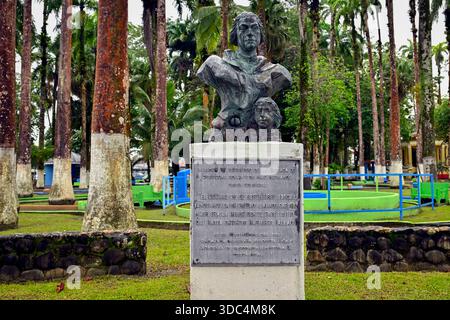 3. Dezember 2025 - Limon, Costa Rica - Eine Statue mit der Büste von Christoph Kolumbus und seinem Sohn Hernando, würdigt ihre Ankunft in Costa Rica am 25. September 1502 im Balvanero Vargas Park am 3. Dezember 2025 in Limon, Costa Rica. Die Stadt Limon, auch bekannt als Puerto Limon, wurde 1854 an der Karibikküste gegründet und sollte aufgrund ihrer strategischen Lage im Karibischen Meer und des Panamakanals der Haupthafen des Landes werden, der Costa Rica Verbindungen mit Nord- und Südamerika, der Karibik und Europa ermöglicht. (Bild: © David Beck Stockfoto