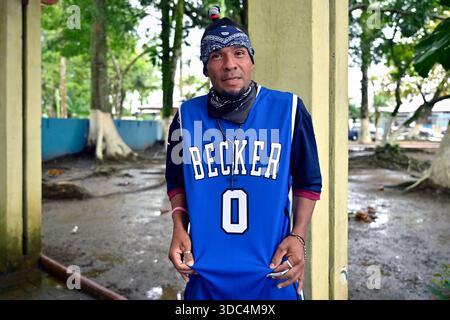 3. Dezember 2025 – Limon, Costa Rica – Ein Einheimischer zeigt sein Trikot am 3. Dezember 2025 im Balvanero Vargas Park in Limon, Costa Rica. Die 1854 gegründete Stadt Limon liegt an der Karibikküste und sollte aufgrund ihrer strategischen Lage im Karibischen Meer und des Panamakanals der Haupthafen des Landes werden, der Costa Rica Verbindungen mit Nord- und Südamerika, der Karibik und Europa ermöglicht. (Kreditbild: © David Becker/ZUMA Press Wire) NUR REDAKTIONELLE VERWENDUNG! Nicht für kommerzielle ZWECKE! Stockfoto