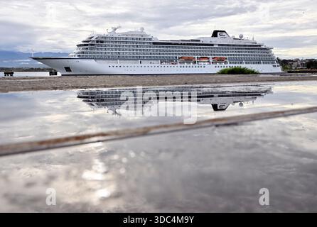 3. Dezember 2025 - Limon, Costa Rica - das Viking Mars Passagierkreuzschiff wird am 3. Dezember 2025 in Limon, Costa Rica, an einem Pier angedockt. Die 1854 gegründete Stadt Limon liegt an der Karibikküste und sollte aufgrund ihrer strategischen Lage im Karibischen Meer und des Panamakanals der Haupthafen des Landes werden, der Costa Rica Verbindungen mit Nord- und Südamerika, der Karibik und Europa ermöglicht. (Kreditbild: © David Becker/ZUMA Press Wire) NUR REDAKTIONELLE VERWENDUNG! Nicht für kommerzielle ZWECKE! Stockfoto