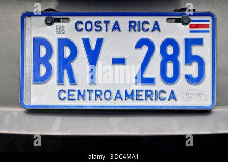 3. Dezember 2025 - Limon, Costa Rica - Ein Costa-ricanischer Autokennzeichen wird am 3. Dezember 2025 in Limon, Costa Rica, ausgestellt. Die 1854 gegründete Stadt Limon liegt an der Karibikküste und sollte aufgrund ihrer strategischen Lage im Karibischen Meer und des Panamakanals der Haupthafen des Landes werden, der Costa Rica Verbindungen mit Nord- und Südamerika, der Karibik und Europa ermöglicht. (Kreditbild: © David Becker/ZUMA Press Wire) NUR REDAKTIONELLE VERWENDUNG! Nicht für kommerzielle ZWECKE! Stockfoto