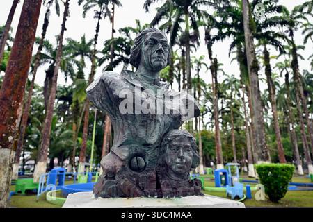 3. Dezember 2025 - Limon, Costa Rica - Eine Statue mit der Büste von Christoph Kolumbus und seinem Sohn Hernando, würdigt ihre Ankunft in Costa Rica am 25. September 1502 im Balvanero Vargas Park am 3. Dezember 2025 in Limon, Costa Rica. Die Stadt Limon, auch bekannt als Puerto Limon, wurde 1854 an der Karibikküste gegründet und sollte aufgrund ihrer strategischen Lage im Karibischen Meer und des Panamakanals der Haupthafen des Landes werden, der Costa Rica Verbindungen mit Nord- und Südamerika, der Karibik und Europa ermöglicht. (Bild: © David Beck Stockfoto