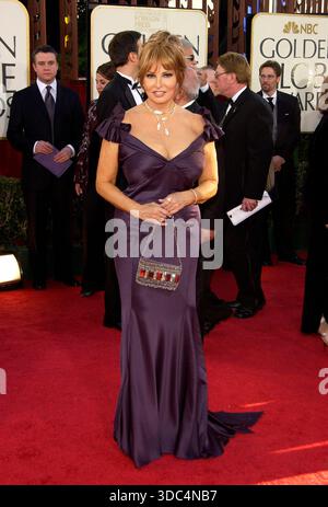 RAQUEL WELCH62nd Golden Globe Awards - Ankünfte Beverly Hills, Los Angeles, Kalifornien. 16. Januar 2004 langes, lila Seidensatin-Kleid, Ping Stockfoto