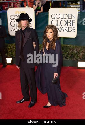 LISA MARIE PRESLEY & GUEST62nd Golden Globe Awards – Ankünfte Beverly Hills, Los Angeles, Kalifornien. Januar 2004 in voller Länge, schwarzer Anzug, Stockfoto