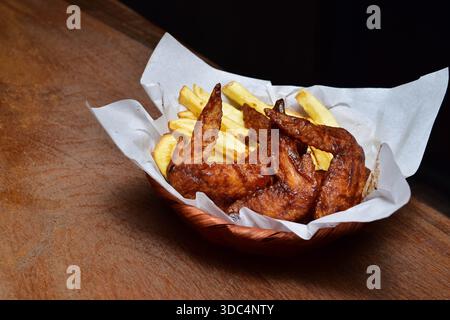 Gourmet Rindfleisch Cheeseburger Combo und glasierte Chicken Wings mit knusprigen Pommes frites Stockfoto
