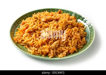 Reis mit Hühnerfleisch und Gemüse auf grüner Platte isoliert auf weißem Hintergrund. Plov oder Pilaf Stockfoto