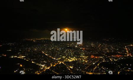 Atemberaubender nächtlicher Luftanblick auf Aleppos Stadtlandschaft und Stadtlichter. Eine Drone-Nacht-Ansicht von Aleppo, Syrien am 19. Dezember 2025, mit beleuchteten Straßen, dichten Wohngebieten und wichtigen Verkehrswegen unter dem Nachthimmel. Aleppo Syrien Copyright: XMohammadxBashirxAldaherx Stockfoto