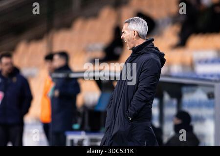 Lissabon, Lissabon, Portugal. Dezember 2025. Braga-Manager Carlos Vicens ruft Anweisungen während der Liga Portugal Betclic zwischen Estoril und Braga am 19. Dezember 2025 im Estadio Antonio Coimbra da Mota in Lissabon. (Kreditbild: © Davide Puglisi/ZUMA Press Wire) NUR REDAKTIONELLE VERWENDUNG! Nicht für kommerzielle ZWECKE! Stockfoto