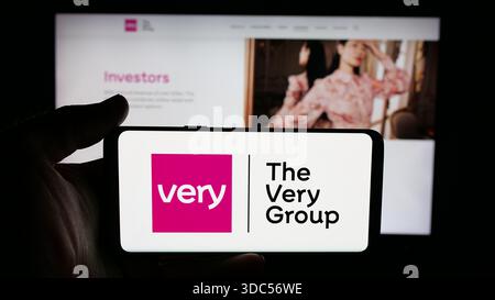 Auf dieser Abbildung befindet sich ein Mobiltelefon mit dem Logo des britischen Einzelhandelsunternehmens The Very Group Limited auf dem Bildschirm vor der Webseite. (Foto von Timon Schneider / SOPA Images/SIPA USA) *** ausschließlich für redaktionelle Nachrichtenzwecke *** Stockfoto
