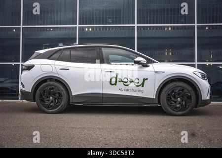 Seitenansicht des weißen Autos vor modernen Büros, VW ID4 Elektroauto, Deer Carsharing, Calw, Deutschland Stockfoto