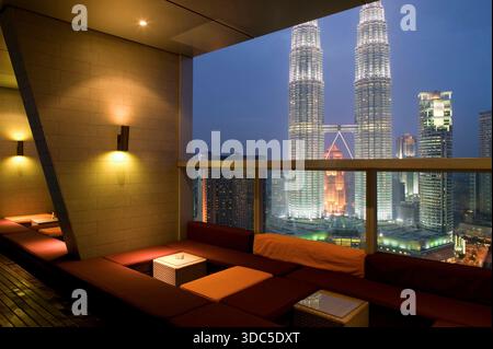 Kuala Lumpur, Malaysia - 31. Januar 2008: Dachbar und Lounge im Traders Hotel SkyBar in Kuala Lumpur, Malaysia. Stockfoto