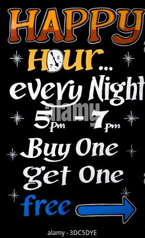 Chiang Mai, Thailand - 6. Oktober 2012: Handgemaltes Happy Hour-Barschild mit „Buy one get one free“ in Thailand Stockfoto