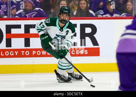 Minneapolis, Minnesota, USA. Dezember 2025. Boston-Spieler JAMIE LEE RATRAY skatet mit dem Puck. Die Minnesota Frost und Boston Fleet traten am 19. Dezember in der Grand Casino Arena zu einem regulären Saisonspiel an. Die Minnesota Frost siegten mit 5:2. (Kreditbild: © Michael Turner/ZUMA Press Wire) NUR REDAKTIONELLE VERWENDUNG! Nicht für kommerzielle ZWECKE! Stockfoto