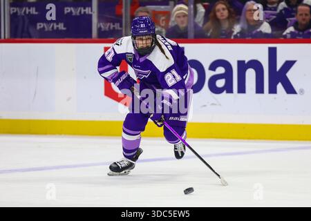 Minneapolis, Minnesota, USA. Dezember 2025. Minnesota Frost-Verteidiger Mae BATHERSON (21) jagt den Puck. Die Minnesota Frost und Boston Fleet traten am 19. Dezember in der Grand Casino Arena zu einem regulären Saisonspiel an. Die Minnesota Frost siegten mit 5:2. (Kreditbild: © Michael Turner/ZUMA Press Wire) NUR REDAKTIONELLE VERWENDUNG! Nicht für kommerzielle ZWECKE! Stockfoto