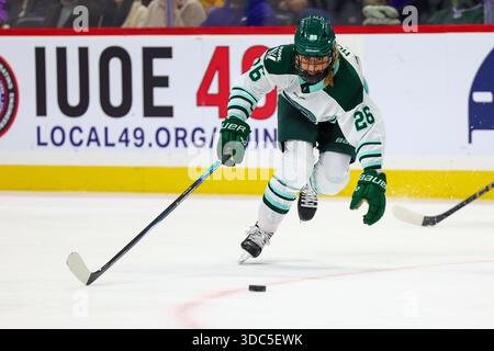 Minneapolis, Minnesota, USA. Dezember 2025. Die Boston Fleet-Spielerin ELLA HUBER jagt den Puck. Die Minnesota Frost und Boston Fleet traten am 19. Dezember in der Grand Casino Arena zu einem regulären Saisonspiel an. Die Minnesota Frost siegten mit 5:2. (Kreditbild: © Michael Turner/ZUMA Press Wire) NUR REDAKTIONELLE VERWENDUNG! Nicht für kommerzielle ZWECKE! Stockfoto