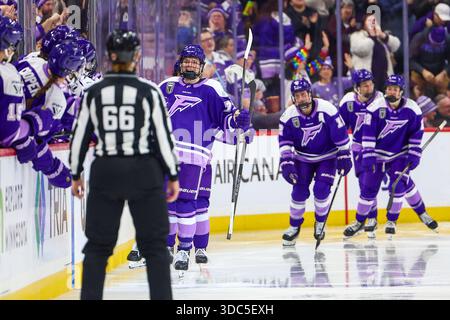 Minneapolis, Minnesota, USA. Dezember 2025. Minnesota Frost Stürmerin BRITTA CURL-SALEMME (77) feiert mit ihren Teamkollegen nach einem Tor. Die Minnesota Frost und Boston Fleet traten am 19. Dezember in der Grand Casino Arena zu einem regulären Saisonspiel an. Die Minnesota Frost siegten mit 5:2. (Kreditbild: © Michael Turner/ZUMA Press Wire) NUR REDAKTIONELLE VERWENDUNG! Nicht für kommerzielle ZWECKE! Stockfoto