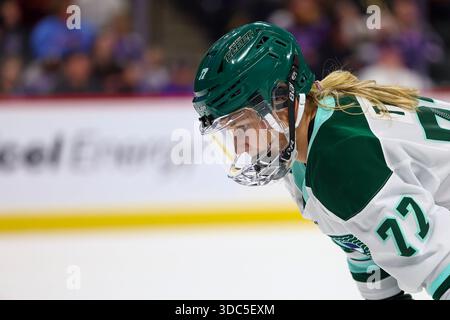 Minneapolis, Minnesota, USA. Dezember 2025. Boston-Spielerin SUSANNA TAPANI wartet darauf, dass der Puck fällt. Die Minnesota Frost und Boston Fleet traten am 19. Dezember in der Grand Casino Arena zu einem regulären Saisonspiel an. Die Minnesota Frost siegten mit 5:2. (Kreditbild: © Michael Turner/ZUMA Press Wire) NUR REDAKTIONELLE VERWENDUNG! Nicht für kommerzielle ZWECKE! Stockfoto