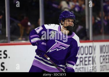 Minneapolis, Minnesota, USA. Dezember 2025. Minnesota Frost Defenderin Mae BATHERSON (21) skatet während des Aufwärmens. Die Minnesota Frost und Boston Fleet traten am 19. Dezember in der Grand Casino Arena zu einem regulären Saisonspiel an. Die Minnesota Frost siegten mit 5:2. (Kreditbild: © Michael Turner/ZUMA Press Wire) NUR REDAKTIONELLE VERWENDUNG! Nicht für kommerzielle ZWECKE! Stockfoto