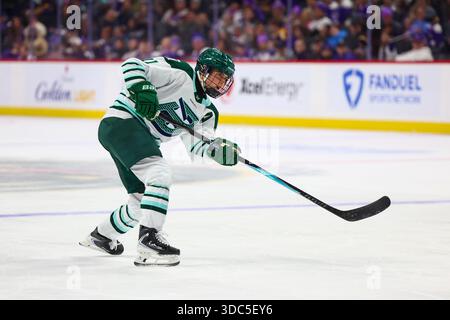 Minneapolis, Minnesota, USA. Dezember 2025. Die Boston Fleet-Spielerin ALINA MULLER schickt einen Schuss ins Netz. Die Minnesota Frost und Boston Fleet traten am 19. Dezember in der Grand Casino Arena zu einem regulären Saisonspiel an. Die Minnesota Frost siegten mit 5:2. (Kreditbild: © Michael Turner/ZUMA Press Wire) NUR REDAKTIONELLE VERWENDUNG! Nicht für kommerzielle ZWECKE! Stockfoto