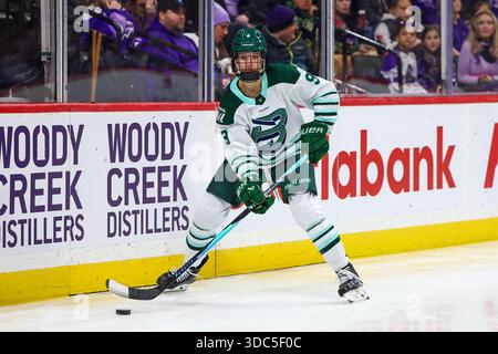 Minneapolis, Minnesota, USA. Dezember 2025. Die Bostoner Spielerin SOPHIE SHIRLEY übergibt den Puck hinter dem Netz. Die Minnesota Frost und Boston Fleet traten am 19. Dezember in der Grand Casino Arena zu einem regulären Saisonspiel an. Die Minnesota Frost siegten mit 5:2. (Kreditbild: © Michael Turner/ZUMA Press Wire) NUR REDAKTIONELLE VERWENDUNG! Nicht für kommerzielle ZWECKE! Stockfoto