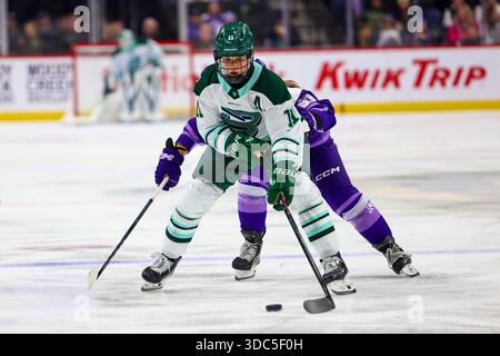 Minneapolis, Minnesota, USA. Dezember 2025. Die Bostoner Spielerin ALINA MULLER läuft mit dem Puck. Die Minnesota Frost und Boston Fleet traten am 19. Dezember in der Grand Casino Arena zu einem regulären Saisonspiel an. Die Minnesota Frost siegten mit 5:2. (Kreditbild: © Michael Turner/ZUMA Press Wire) NUR REDAKTIONELLE VERWENDUNG! Nicht für kommerzielle ZWECKE! Stockfoto