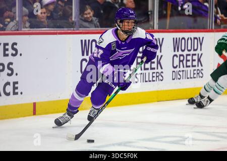 Minneapolis, Minnesota, USA. Dezember 2025. Minnesota Frost Stürmer TAYLOR HEISE (27) skatet mit dem Puck. Die Minnesota Frost und Boston Fleet traten am 19. Dezember in der Grand Casino Arena zu einem regulären Saisonspiel an. Die Minnesota Frost siegten mit 5:2. (Kreditbild: © Michael Turner/ZUMA Press Wire) NUR REDAKTIONELLE VERWENDUNG! Nicht für kommerzielle ZWECKE! Stockfoto