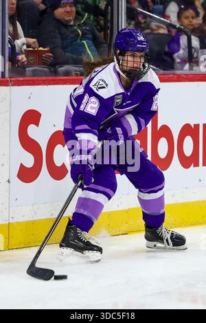 Minneapolis, Minnesota, USA. Dezember 2025. Minnesota Frost-Verteidigerin NATALIE BUCHBINDER (22) wartet hinter dem Netz mit dem Puck. Die Minnesota Frost und Boston Fleet traten am 19. Dezember in der Grand Casino Arena zu einem regulären Saisonspiel an. Die Minnesota Frost siegten mit 5:2. (Kreditbild: © Michael Turner/ZUMA Press Wire) NUR REDAKTIONELLE VERWENDUNG! Nicht für kommerzielle ZWECKE! Stockfoto