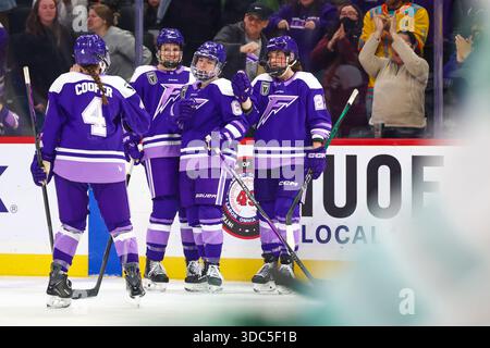 Minneapolis, Minnesota, USA. Dezember 2025. Die Spieler aus Minnesota Frost feiern mit KATY KNOLL nach einem Tor. Die Minnesota Frost und Boston Fleet traten am 19. Dezember in der Grand Casino Arena zu einem regulären Saisonspiel an. Die Minnesota Frost siegten mit 5:2. (Kreditbild: © Michael Turner/ZUMA Press Wire) NUR REDAKTIONELLE VERWENDUNG! Nicht für kommerzielle ZWECKE! Stockfoto