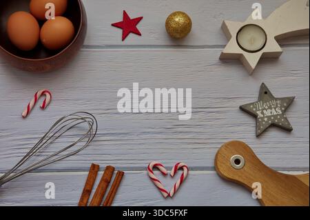 Zutaten für die Zubereitung von Weihnachtskeksen auf einem weißen Holztisch Stockfoto