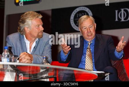 SIR RICHARD BRANSON & SIR TERENCE CONRANWith concorde Model wurde er am Institute of Directors Centenary Convention - Living Legends in der Royal Albert Hall in London, Großbritannien, verliehen. April 30, 2003 halbe Länge Tisch blau Anzug Jacke Hände CAP/PL ©Phil Loftus/Capital Pictures Stockfoto