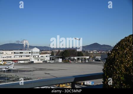 Start, Flugzeug, Ryan Air, Flughafen, Salzburg, Flughafen, 2025, Manfred Siebinger *** Take-off, Flugzeug, Ryan Air, Flughafen, Salzburg, flughafen, 2025, Manfred Siebinger Stockfoto