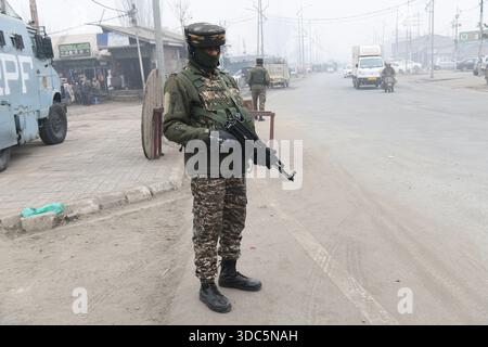 Srinagar, Jammu Und Kaschmir, Indien. Dezember 2025. Ein paramilitärischer Soldat steht in Srinagar unter Hochalarm. Die Sicherheit wurde in Srinagar und angrenzenden Bezirken aufgestockt, nachdem in den kommenden Tagen mögliche Angriffe angegriffen wurden, sagte Sicherheitsbeamte. Die Polizei von Jammu und Kaschmir und die paramilitärischen Kräfte haben an mehreren Stellen Kontrollpunkte eingerichtet, die Fahrzeuge, überwiegend Zweiräder und Autos mit Nummernschildern aus anderen staaten, verputzt haben. (Kreditbild: © Basit Zargar/ZUMA Press Wire) NUR REDAKTIONELLE VERWENDUNG! Nicht für kommerzielle ZWECKE! Stockfoto