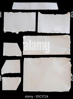 Zerrissene Papierstücke auf schwarzem Hintergrund Stockfoto