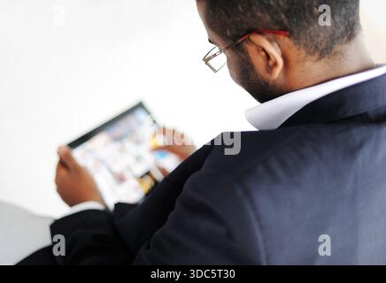 Gutaussehender afroamerikanischer Mann mit Tablet-Computer Stockfoto