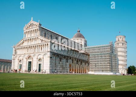 Pisa, Italien - 26. Juni 2025: Besucher, die sich dem Eingang der Kathedrale von Pisa nähern, treffen sich am gepflasterten Rand der Piazza dei Miracoli und halten an Stockfoto