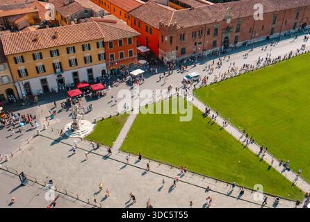 Pisa, Italien - 26. Juni 2025: Blick aus der Vogelperspektive auf die Piazza dei Miracoli mit ihrem grünen Rasen, historischen Gebäuden und einem stetigen Touristenstrom von oben aus Stockfoto