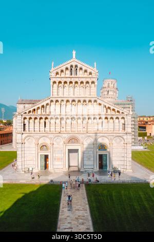 Pisa, Italien - 26. Juni 2025: Die Fassade der Kathedrale von Pisa aus dem Inneren des Baptisteriums, mit romanischen Bögen, Marmordetails und Besuchern überkreuzt Stockfoto