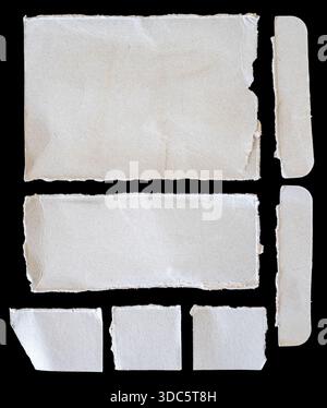 Zerrissene Papierstücke auf schwarzem Hintergrund Stockfoto