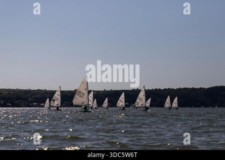 Segelregatta während der serbischen Meisterschaft in Optimist und ILCA 6 Klassen auf der Donau bei Golubac. Stockfoto