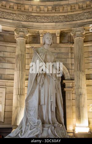 Die Marmorstatue der Königin Victoria in der Haupthalle der Victoria Memorial Hall steht als feierliches Symbol der imperialen Autorität, Geschichte und des Dickdarms Stockfoto