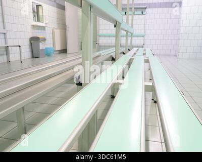 Bank in leerem Umkleideraum im Sportclub. Platz für Besucher. Fitnessstudio und Swimmingpool. Sport und Gesundheit. Stockfoto