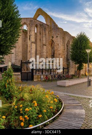 Visby, Schweden - 12. September 2025: Blick auf die Ruinen der Kirche St. Catheerine im Herzen des historischen Stadtzentrums von Visby Stockfoto
