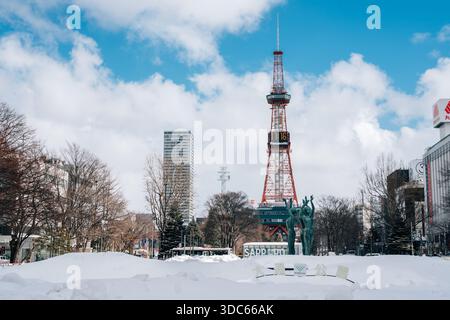 Sapporo, Hokkaido, Japan - 16. Februar 2024: Winterschneeszene des Odori Parks und des Sapporo Fernsehturms Stockfoto