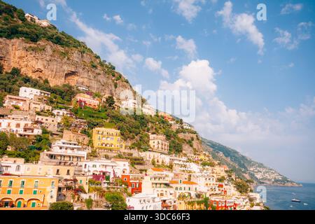 Farbenfrohe Häuser schmiegen sich an eine steile Klippe mit Blick auf das Meer in Positano Italien Stockfoto