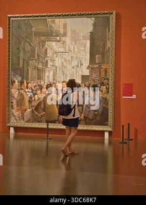 peking-Pekín-China-14. August 2018, Ein Museumsbesucher sieht ein großes Ölgemälde, in dem Chinas Generalsekretär Xi Jinping mit Citize interagiert Stockfoto