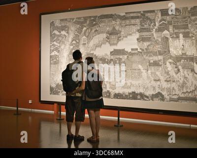 peking-Pekín-China-14. August 2018, Ein Paar Stände umarmt, die eine riesige, detaillierte Panoramazeichnung mit traditioneller chinesischer Architektur und betrachten Stockfoto
